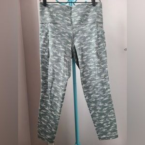 Athleta SALUTATION STASH POCKET II PRINTED 7/8 TIGHT Camo Green Large